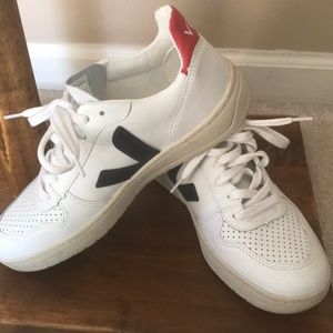 Woman’s Vera V10 Sneakers